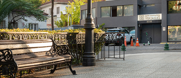 Frontis sede Clínica Versalles en calle Versalles las Condes